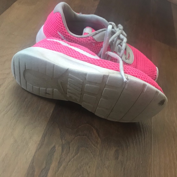 Girls Nike shoes - Picture 3 of 5